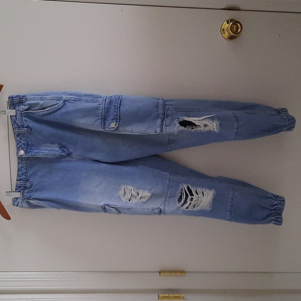 Forever21 distressed cargo pant 28